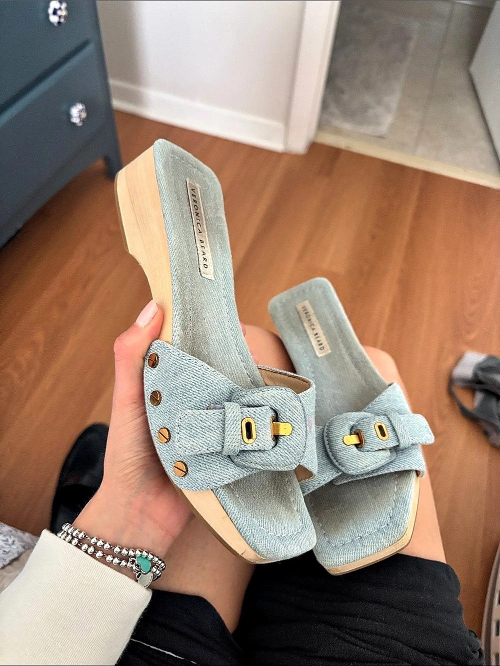 Verónica Beard Buckle Wedge Sandals